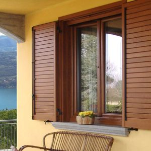 persiane-pvc-marroni-lucidi-infissi